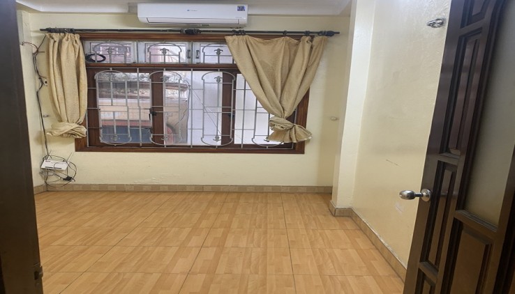 Cho thuê nhà nguyên căn ngõ 676 Đê La Thành, 5 tầng, 3 ngủ, 8 Triệu/tháng